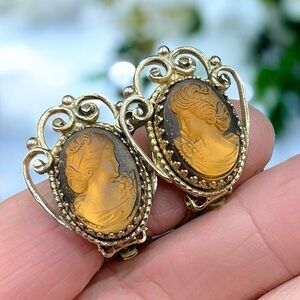 🌺 Vintage Whiting & Davis Glass Cameo Earrings